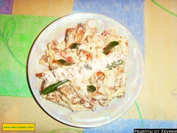 Салат крабові палички, грінки, сир, листя салату, оливки