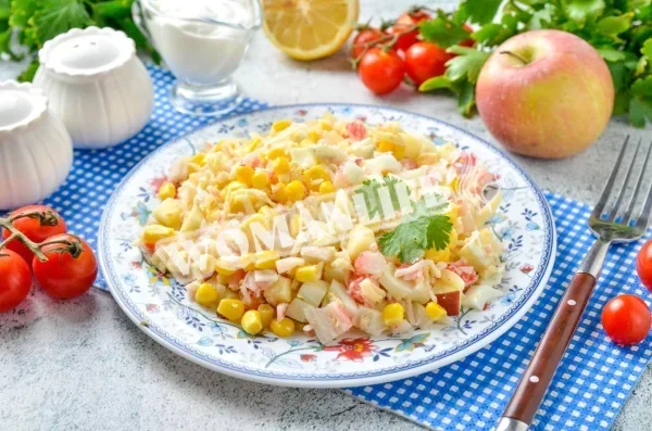 Салат з крабовими паличками, сиром і яблуком