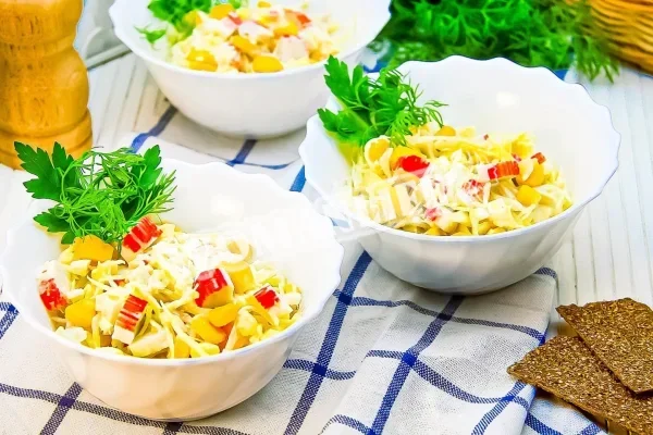 Салат з крабових паличок з капустою, кукурудзою та яйцем