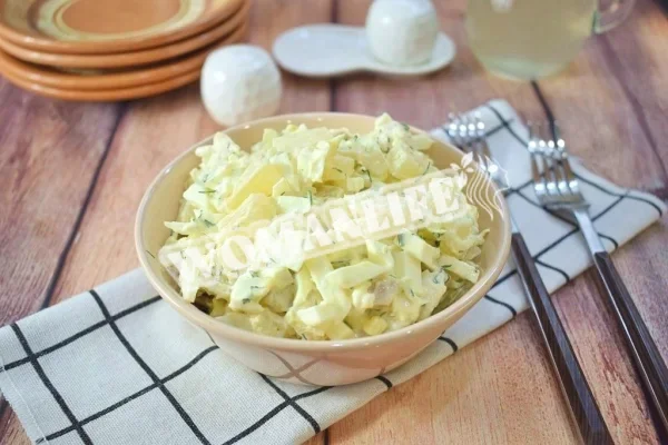 Салат з копченою куркою, пекінською капустою та ананасами