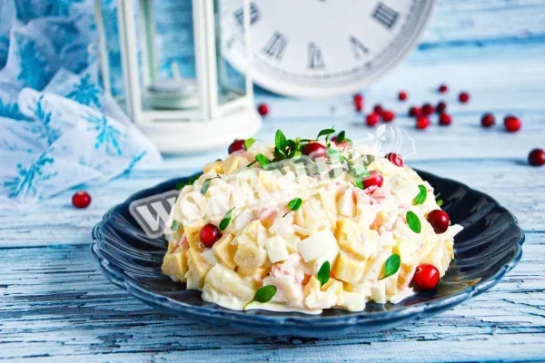 Салат з крабовими паличками, ананасом і сиром