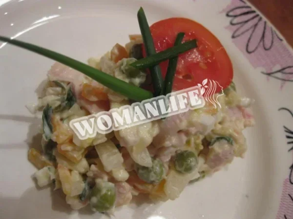 Салат копчений сир курка горошок