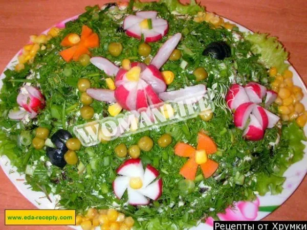 Салат з копченою грудкою, огірками, редискою і чорносливом