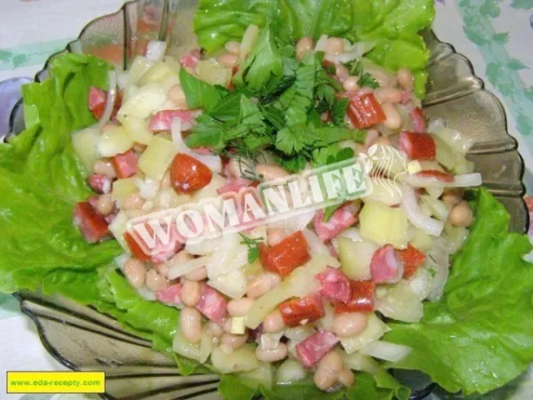 Салат з копченою ковбасою