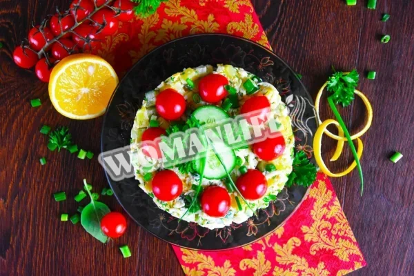 Салат з плавленим сиром, яйцями і часником