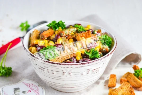 Салат з квасолі та кукурудзи з грінками