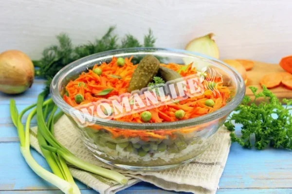 Салат з куркою і солоними огірками