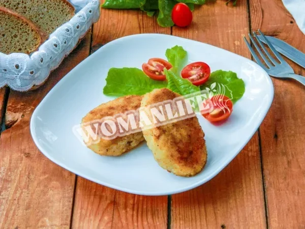 Рибні котлети з щуки з салом на сковороді