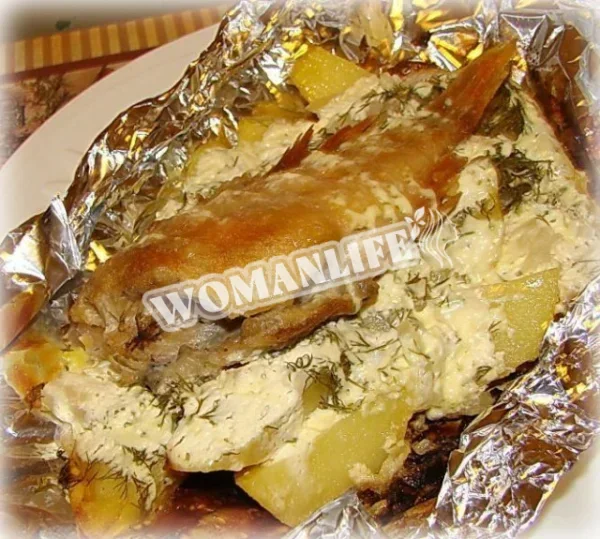 Сібас у фользі з картоплею та цибулею