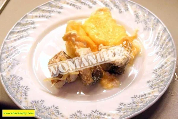 Хек, запечений з картоплею і сиром