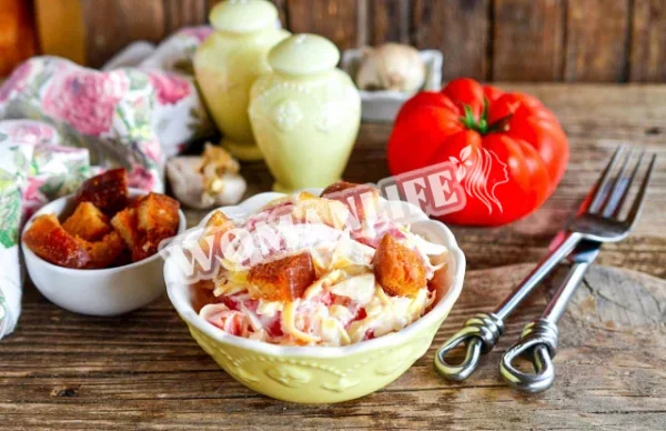 Салат з помідорами, сиром і грінками