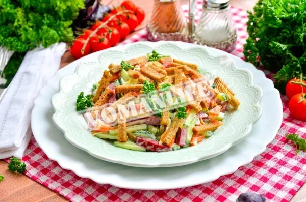 Салат морквяний ковбаска сухарики