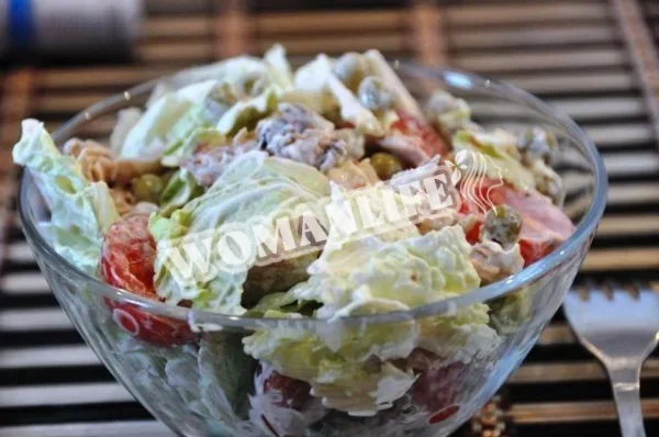 Салат із смаженої курки і зеленого горошку