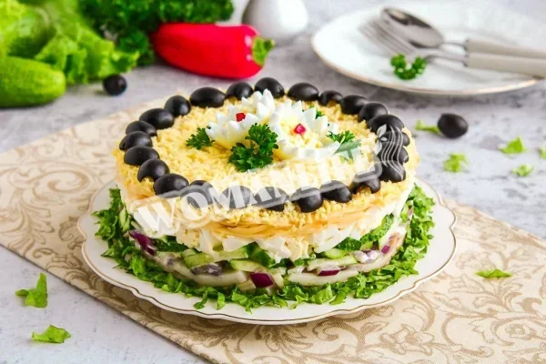 Салат з кальмарами, сирним яйцем і огірком