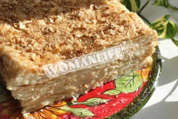 Ванільний торт Наполеон з листкового тіста з горіхами