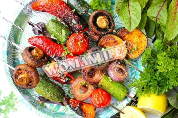 Овочевий шашлик на мангалі