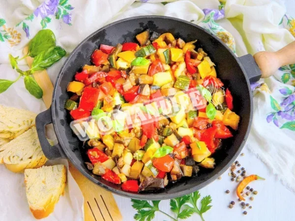 Баклажани, тушковані з овочами на сковороді