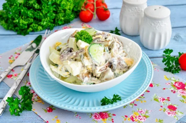 Салат з грибами та огірками