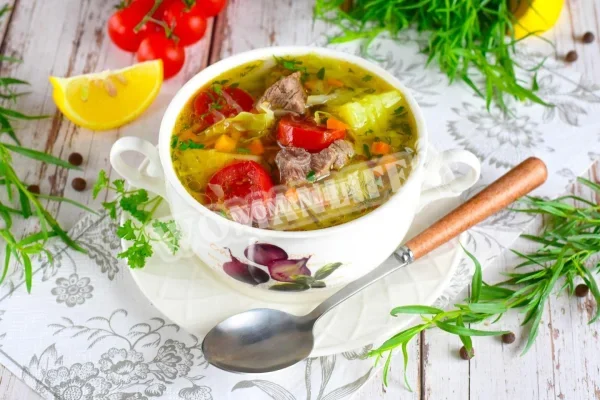 Щі з помідорами, свіжою капустою та м'ясом