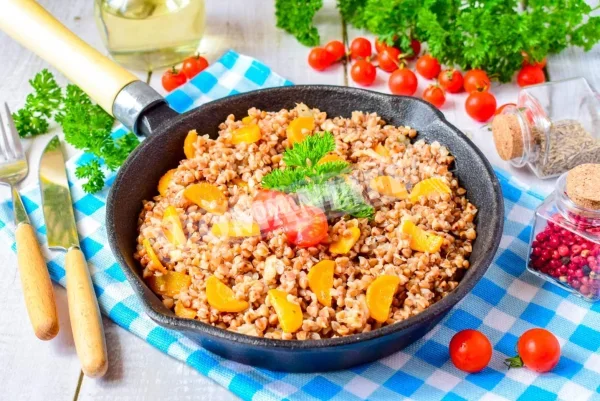Гречана каша з морквою і цибулею