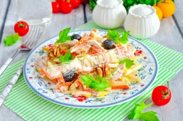 Салат з куркою, селерою і яблуком