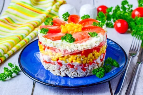 Салат з куркою і крабовими паличками