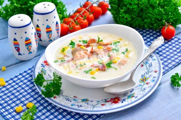 Класичний суп з молюсків з кукурудзою