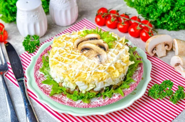 Салат з грибами, яйцями та сиром