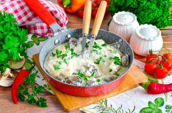 Курячі грудки в вершках на сковороді