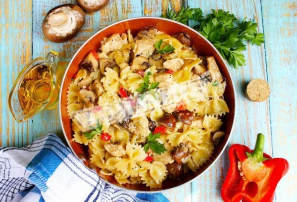 Паста з куркою та грибами
