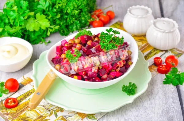 Салат з буряка з солоними огірками