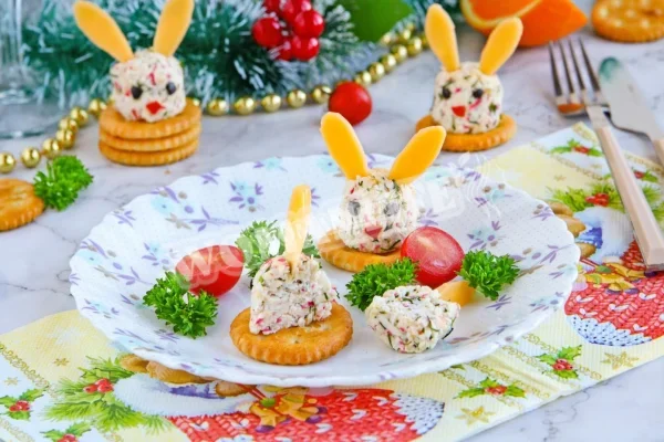 Закуска на крекерах з крабовими паличками