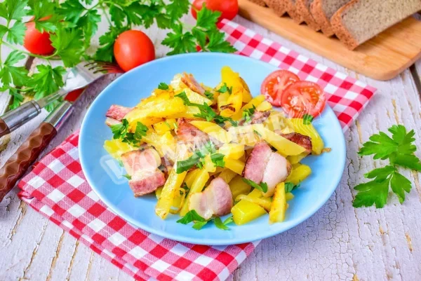 Картопля з беконом на сковороді