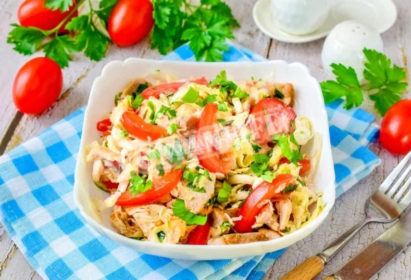 Салат з пекінської капусти з куркою