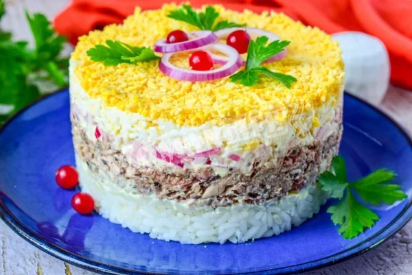 Салат з консервованої риби з рисом і яйцем
