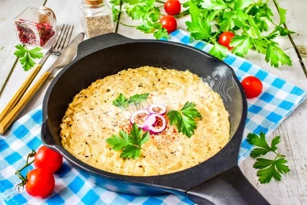 Цибуля тушкована в сметані