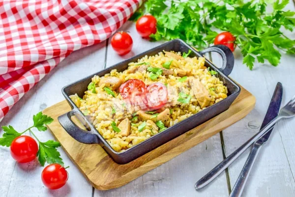 Рис з індичкою на сковороді