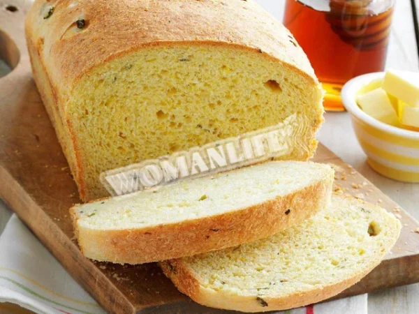 Кукурудзяний пшеничний хліб із зеленню в духовці