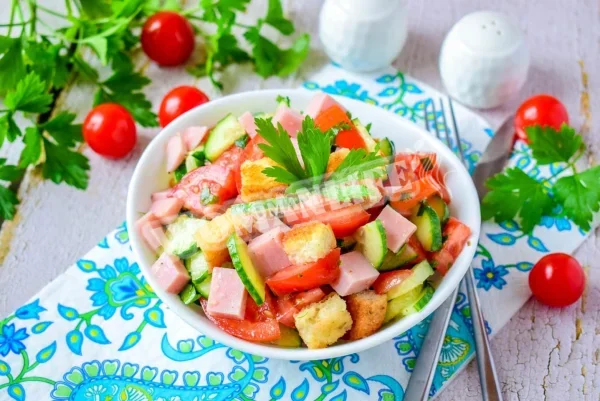 Салат з грінками, огірками та ковбасою