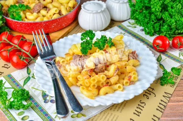 Ріжки з тушкованим м'ясом на сковороді