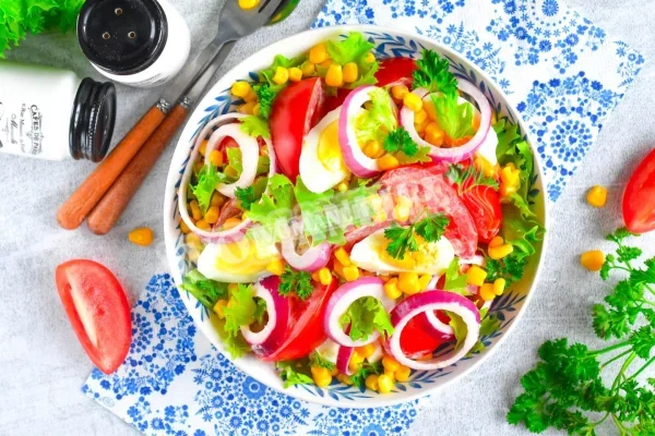 Салат з кукурудзою, помідорами та яйцем