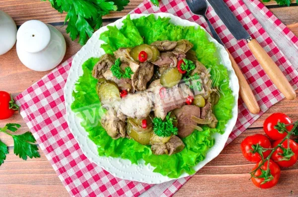 Куряча печінка з солоними огірками на сковороді