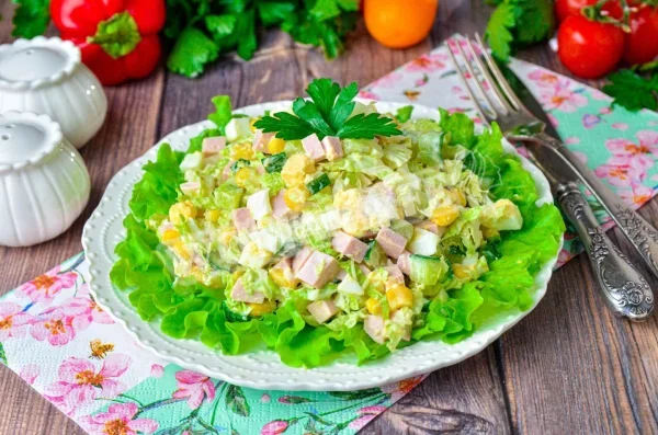 Салат з пекінською капустою, ковбасою, огірком, кукурудзою