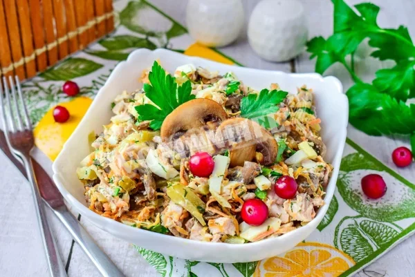 Салат курячий гриби морква