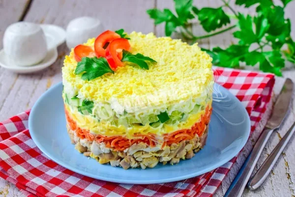 Салат з корейською морквою і копченою куркою