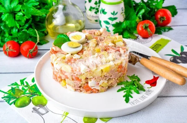 Класичний салат з риби та картоплі