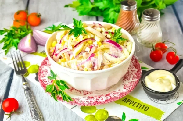 Салат з кальмарами, яйцем і цибулею