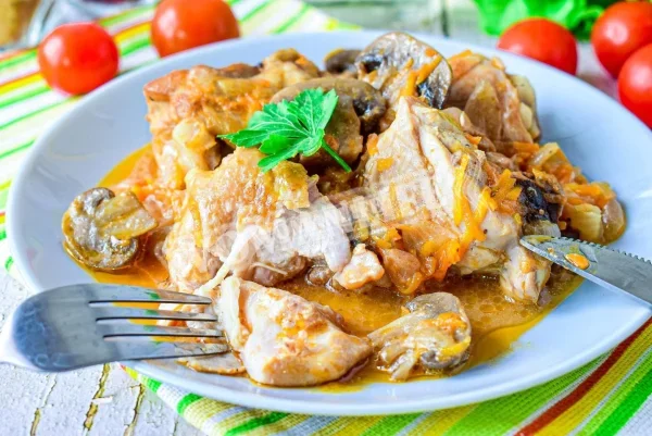 Курка тушкована з грибами і морквою