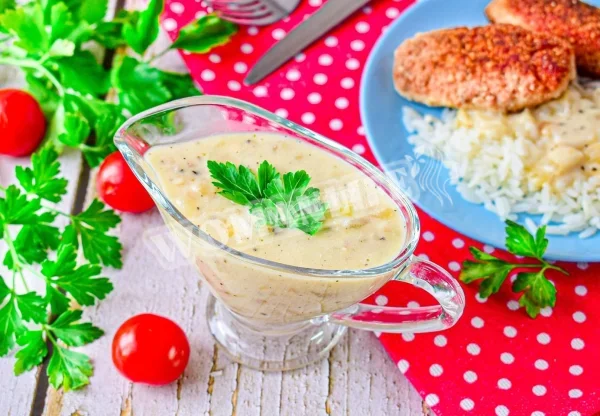 Підлива з цибулею і сметаною