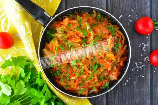 Тушкована капуста на сковороді